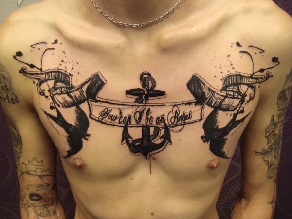 tatouage hirondelle poitrine