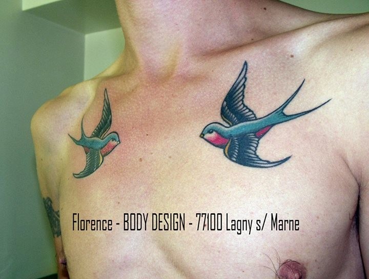 tatouage hirondelle poitrine