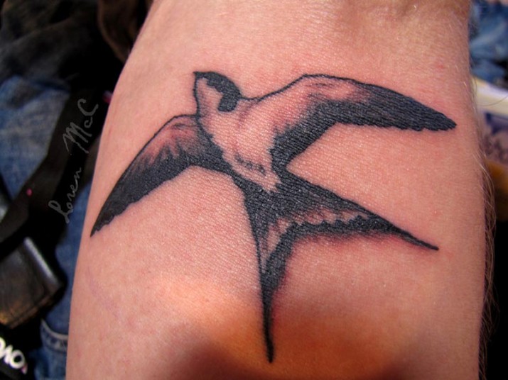 tatouage hirondelle réaliste