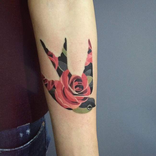 tatouage hirondelle rose