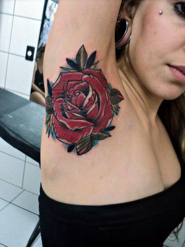 tatouage hirondelle rouge