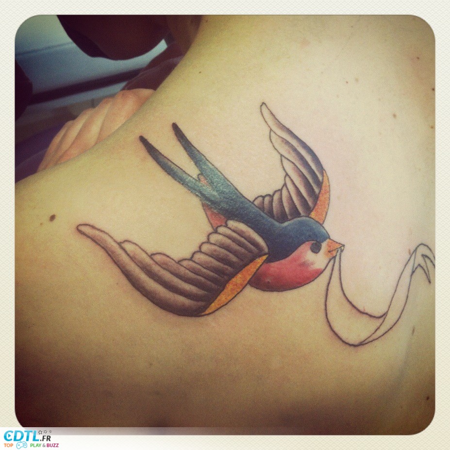 tatouage hirondelle ruban