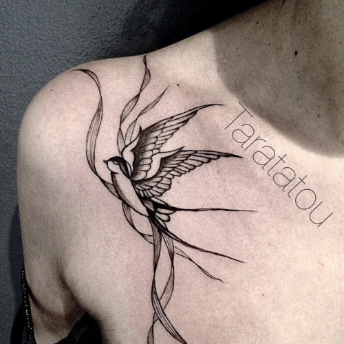 tatouage hirondelle ruban