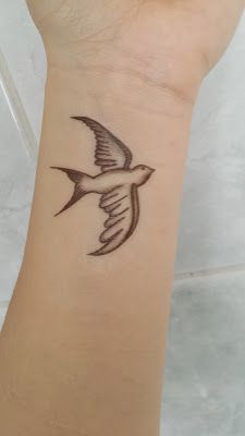 tatouage hirondelle sienna miller
