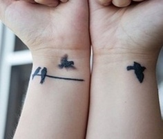 tatouage hirondelle sur fil