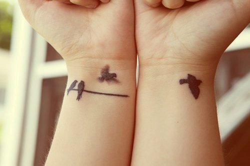tatouage hirondelle sur poignet
