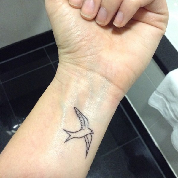 tatouage hirondelle sur poignet