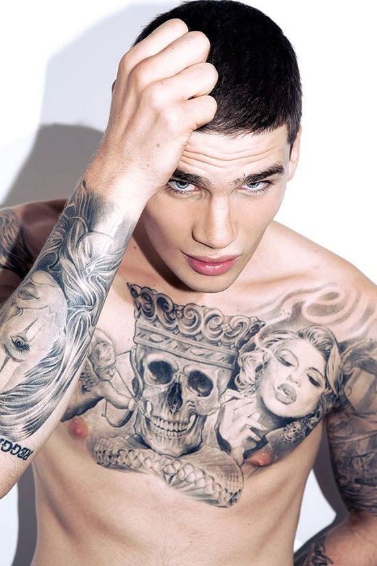 Tatouage hirondelle torse homme