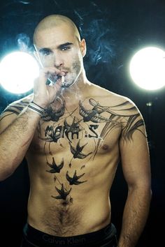 tatouage hirondelle torse homme