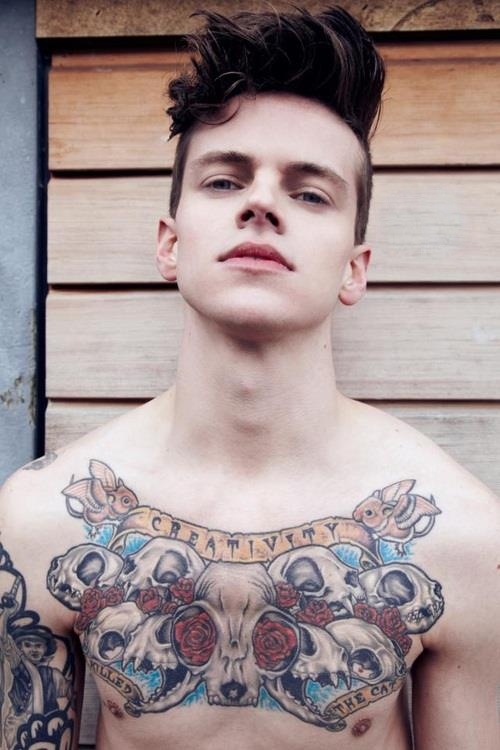 tatouage hirondelle torse homme