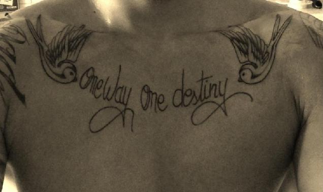 tatouage hirondelle torse homme
