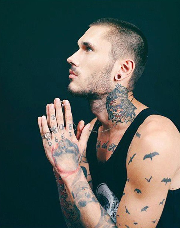 tatouage hirondelle torse homme