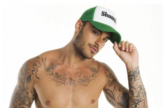 tatouage hirondelle torse homme