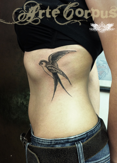 tatouage hirondelle ventre