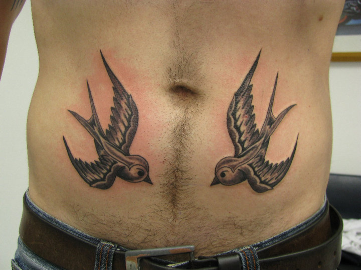 tatouage hirondelle ventre