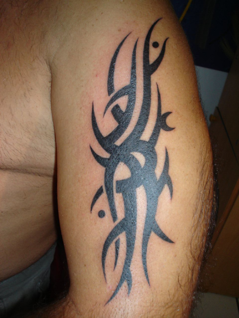 tatouage homme bras tribal discret