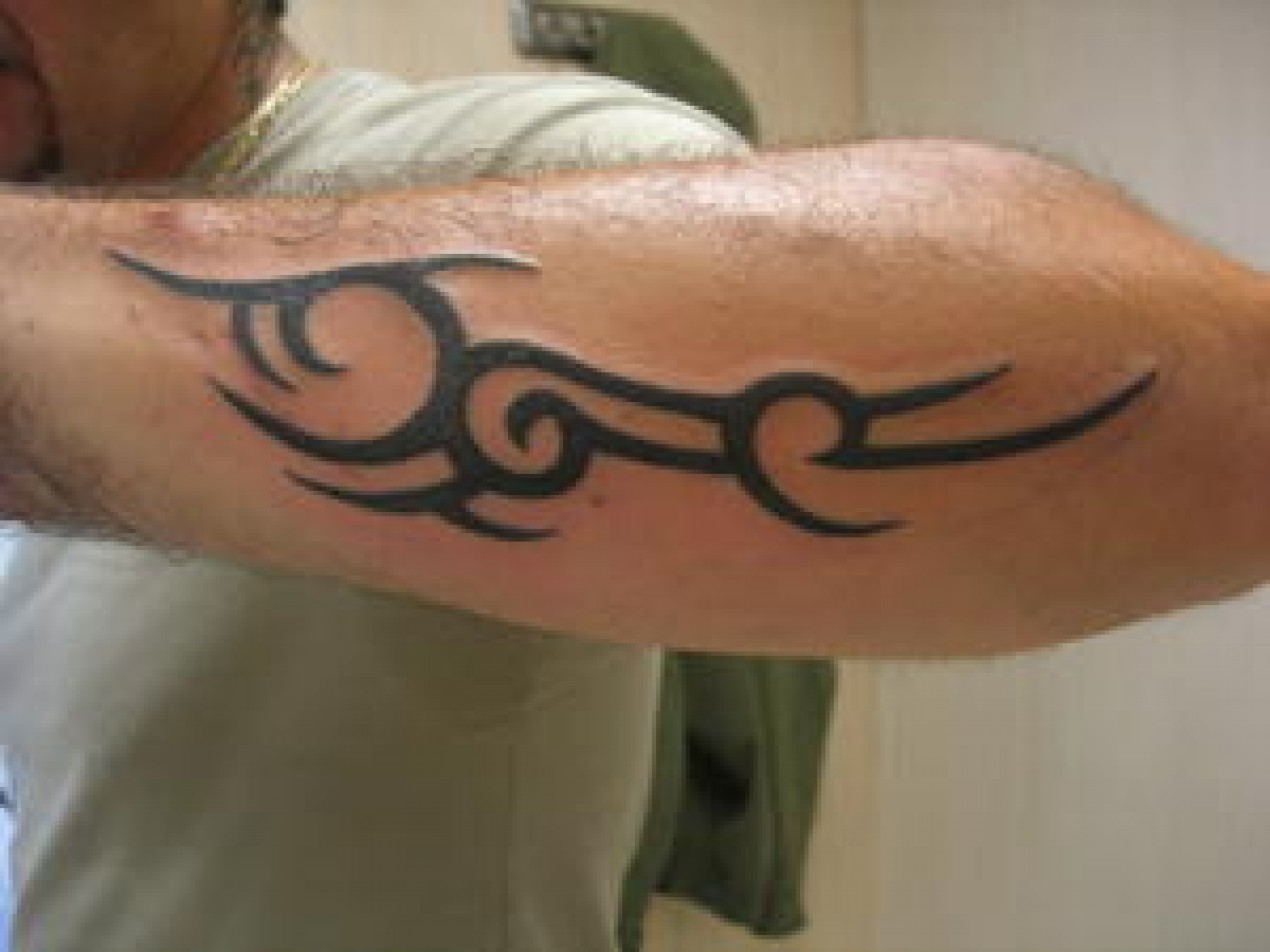 tatouage homme bras tribal discret