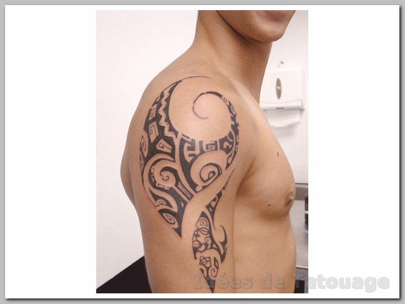 tatouage homme discret omoplate