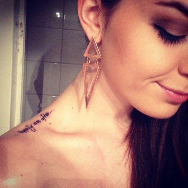 tatouage homme discret omoplate