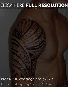 tatouage homme épaule bras tribal