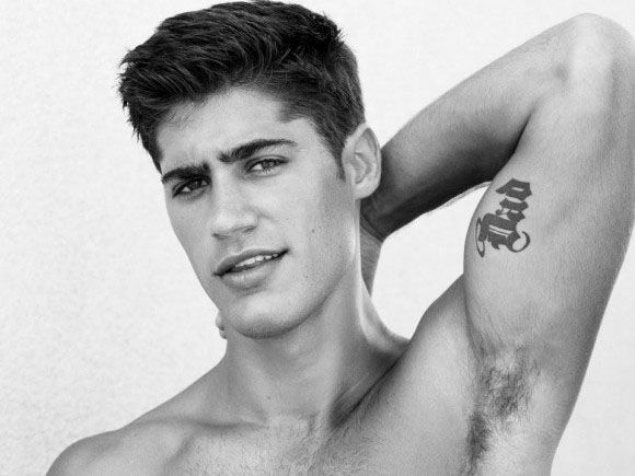 tatouage homme pectoraux discret