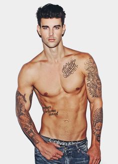 tatouage homme pectoraux discret