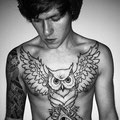 tatouage homme torse oiseau