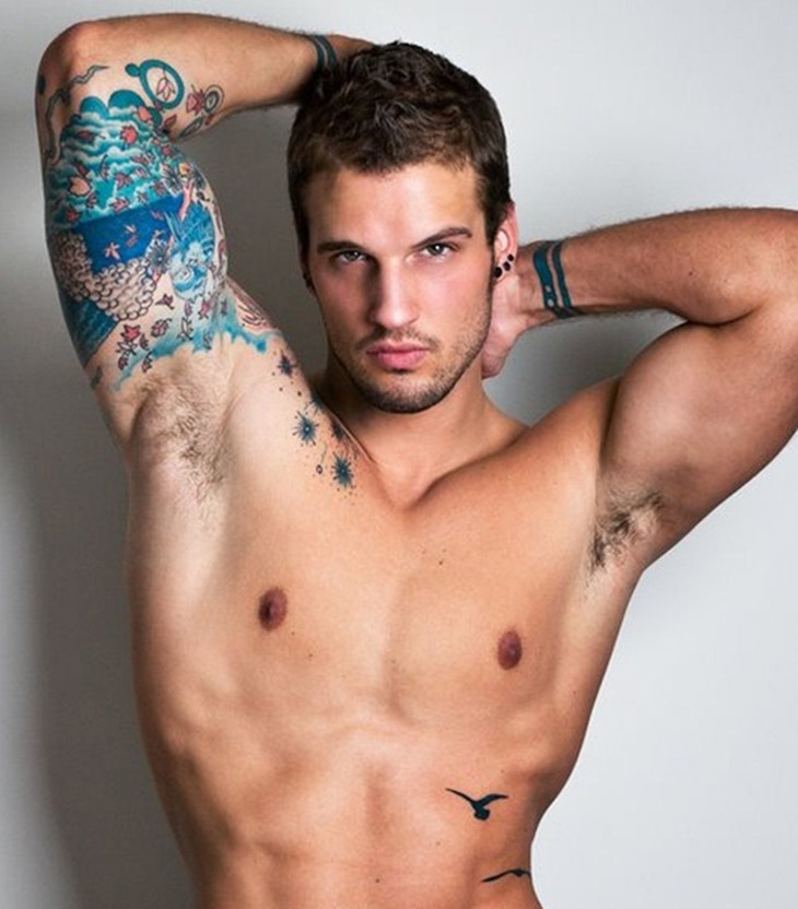 tatouage homme torse oiseau