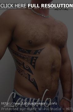 tatouage homme ventre coté
