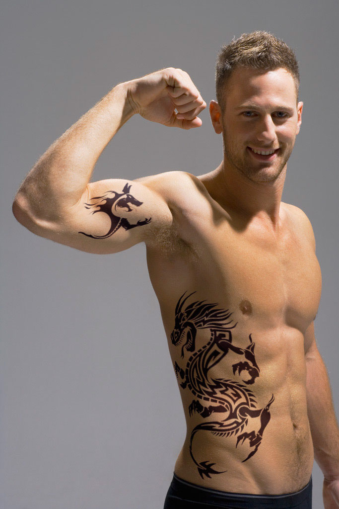 tatouage homme ventre coté
