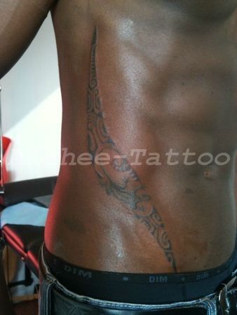 tatouage homme ventre coté