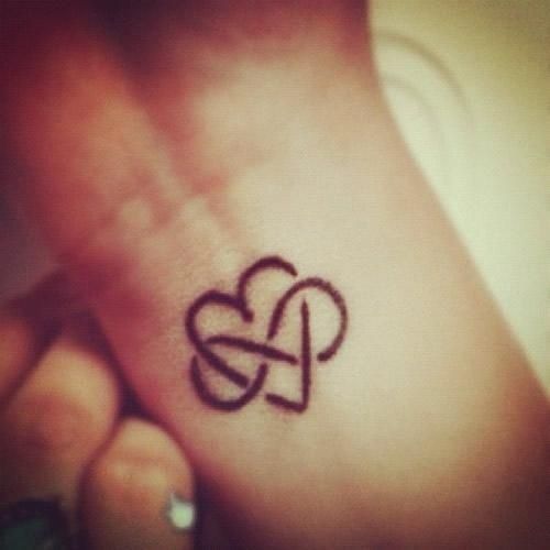 tatouage huit infini