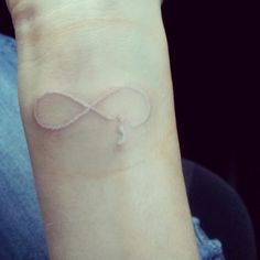tatouage infini ancre blanche