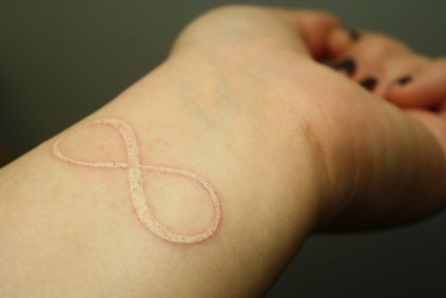 tatouage infini ancre blanche