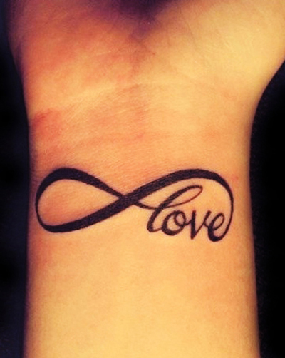 tatouage infini au poignet