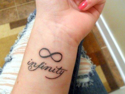 tatouage infini au poignet