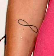 tatouage infini avant bras