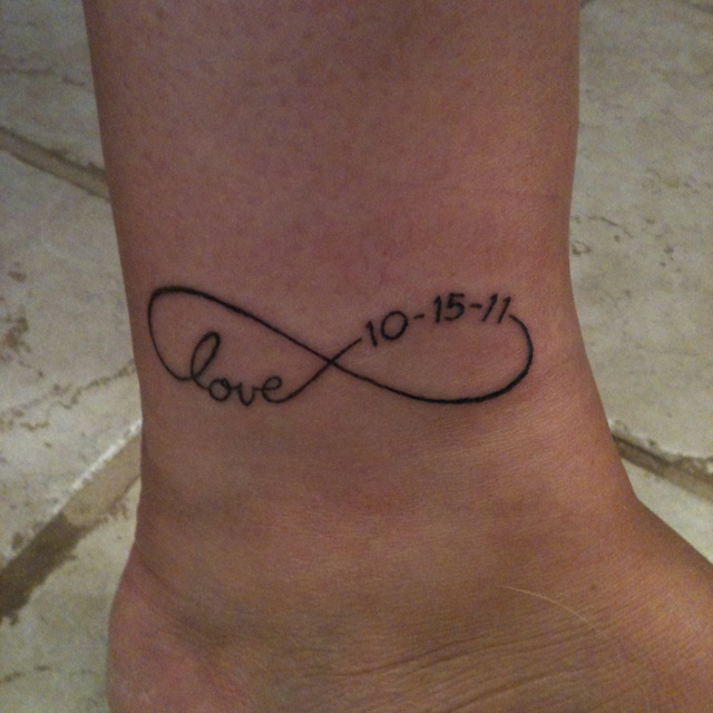 tatouage infini avec date