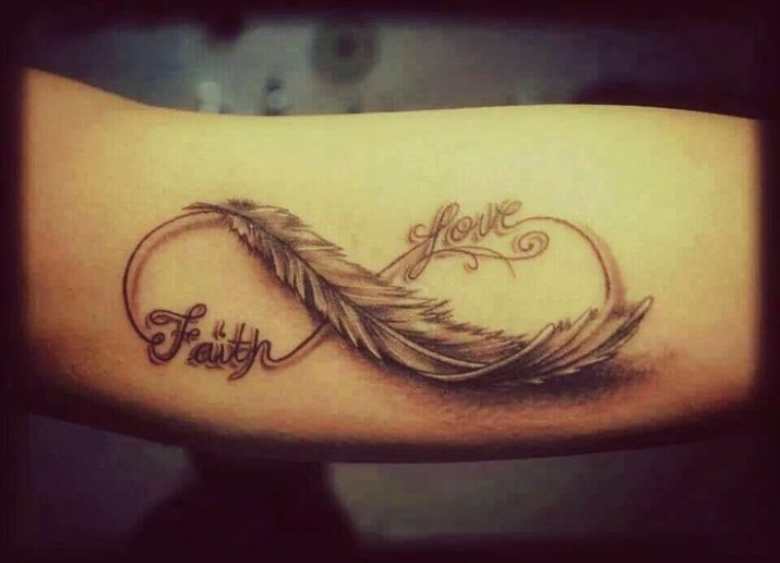 tatouage infini avec plume