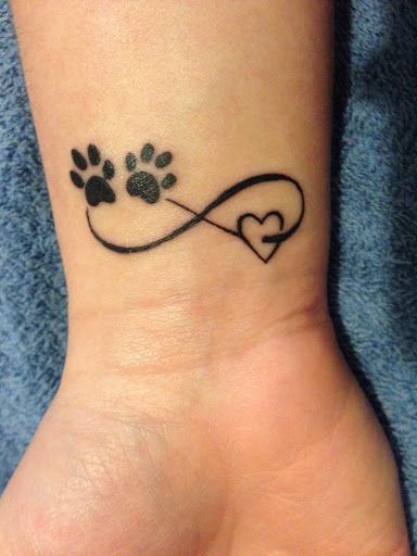 tatouage infini avec un coeur