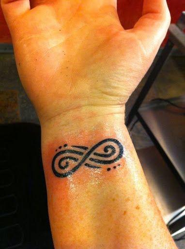 tatouage infini banal