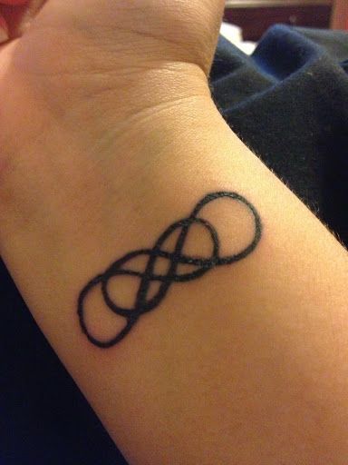 tatouage infini banal