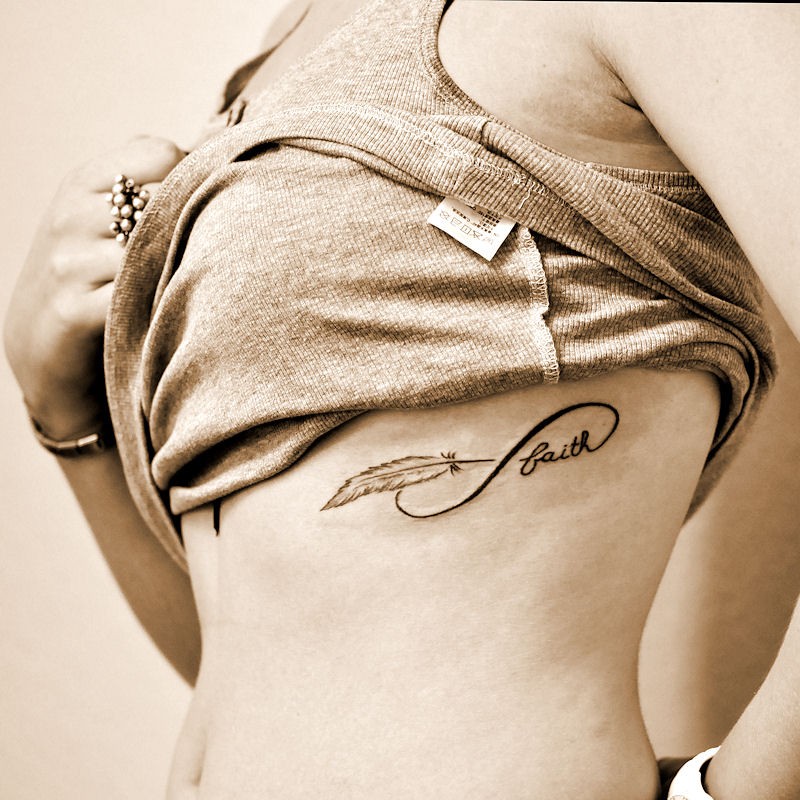 tatouage infini cote