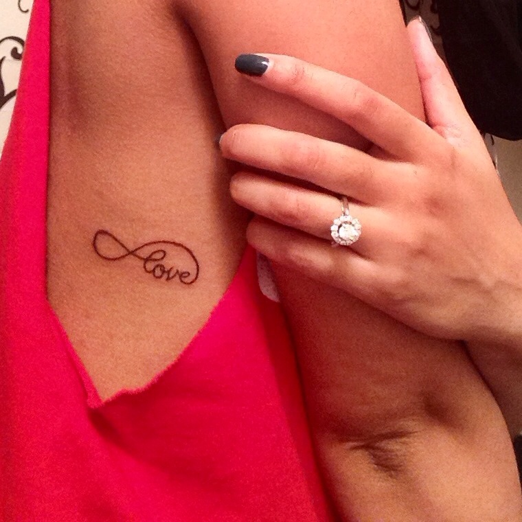 tatouage infini cote