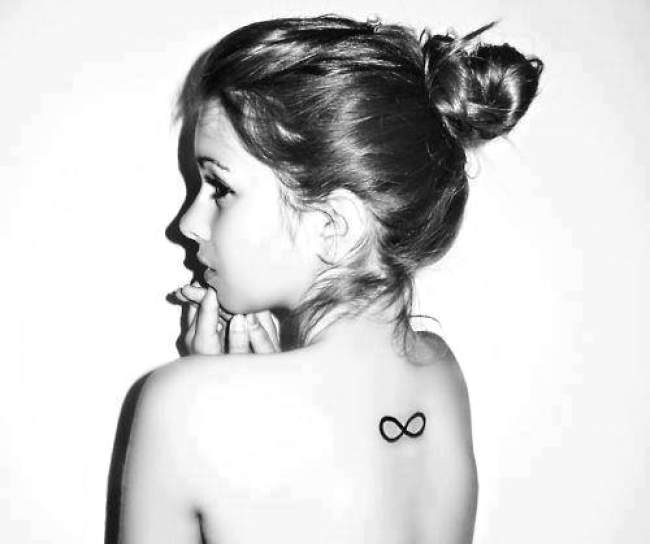 tatouage infini dans le dos