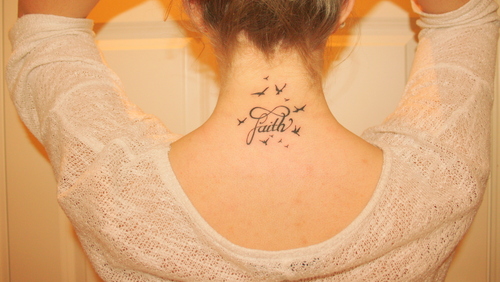 tatouage infini dans le dos