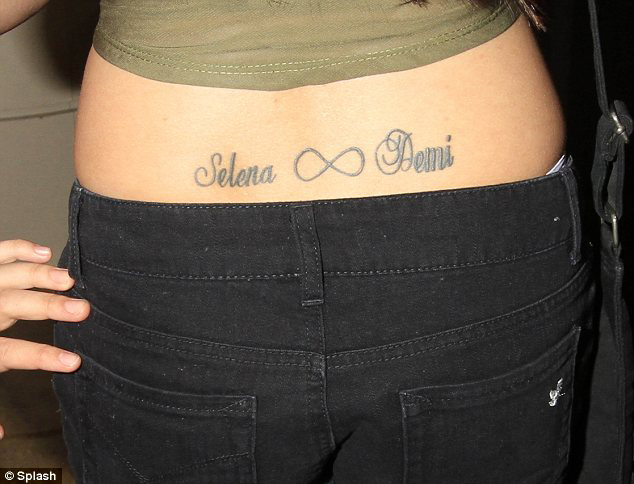 tatouage infini dans le dos