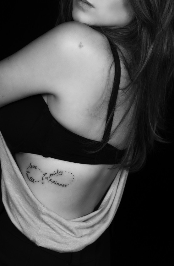 tatouage infini dans le dos