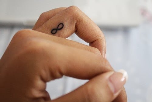 Tatouage infini doigt