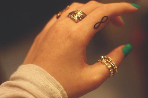 tatouage infini doigt
